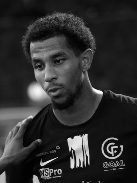 Portrait en noir et blanc d'un joueur, maillot Goal FC