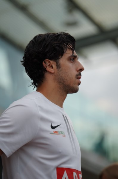 Portrait de profil d'un joueur en maillot blanc Nike